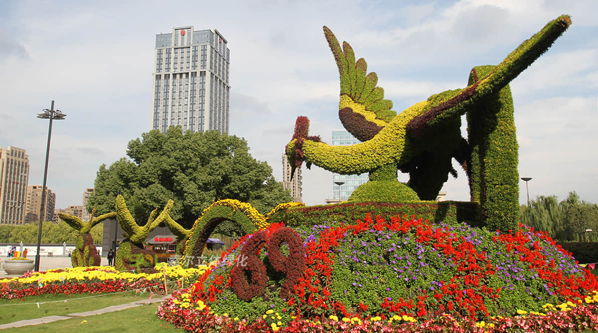 杭州余杭國(guó)慶主題綠雕“百鳥(niǎo)朝鳳”