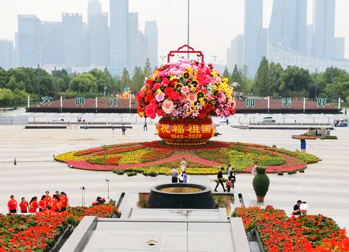 國慶立體花壇合肥市政府大樓國旗廣場(chǎng)”普天同慶，盛世華章“01-合肥林園合肥市林業(yè)和園林局官方微信.jpg